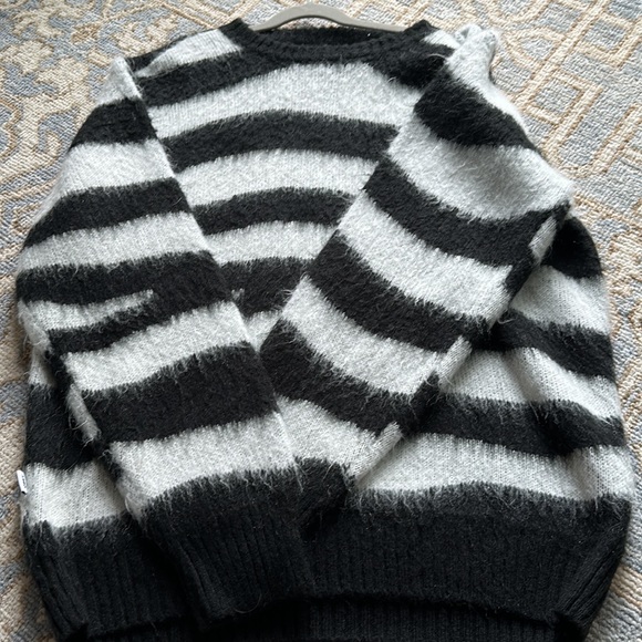 OBEY Sweater - Picture 3 of 6